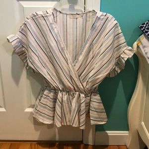 Cute and trendy top!